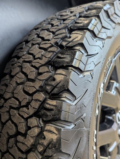 2023 Nissan Frontier SV Midnight Edition